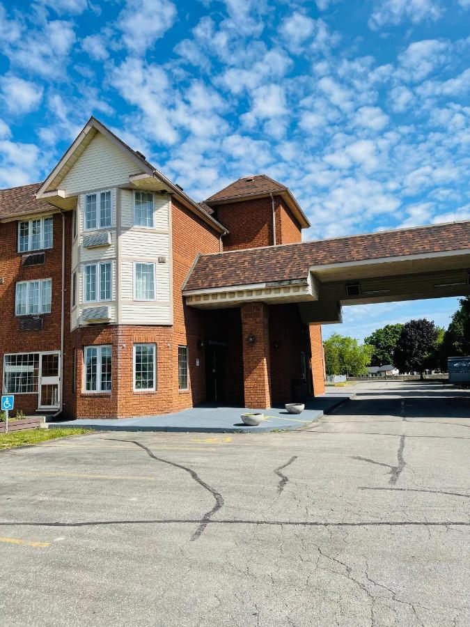 Travelodge By Wyndham Niagara Falls Lundys Lane Exterior photo